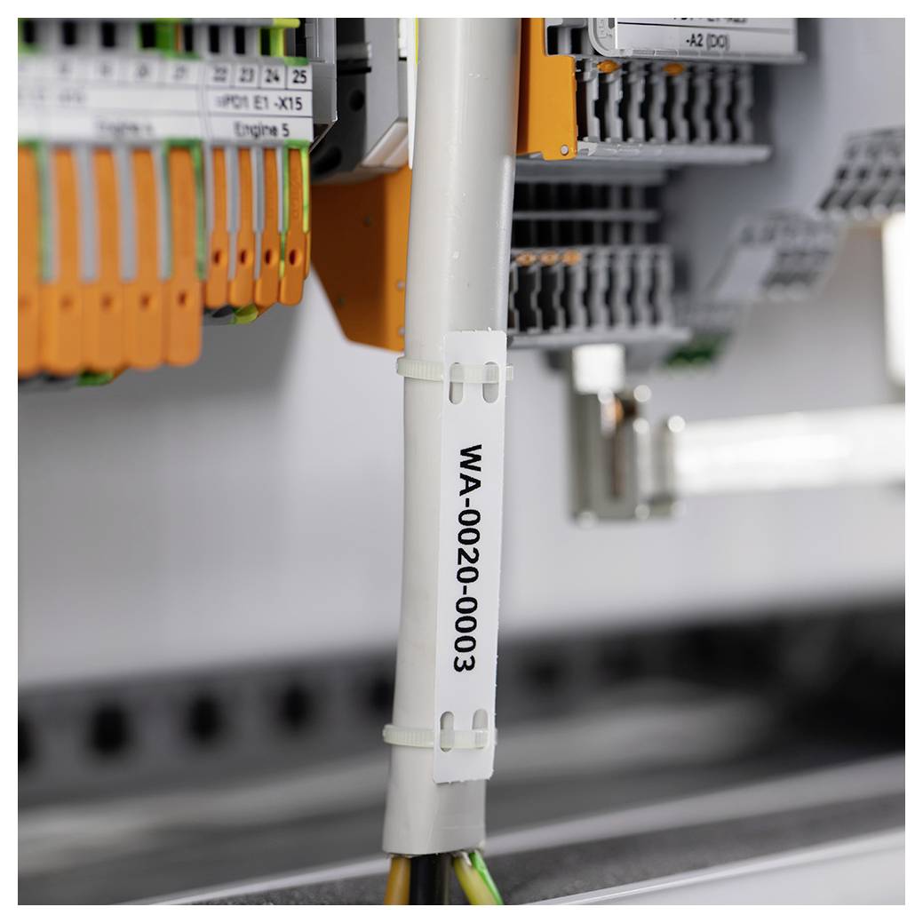 Eine Nahaufnahme eines mit WA-00200-0003 gekennzeichneten Kabels, das mit Industriemaschinen verbunden ist, mit anderen verbundenen Komponenten im Hintergrund sichtbar.