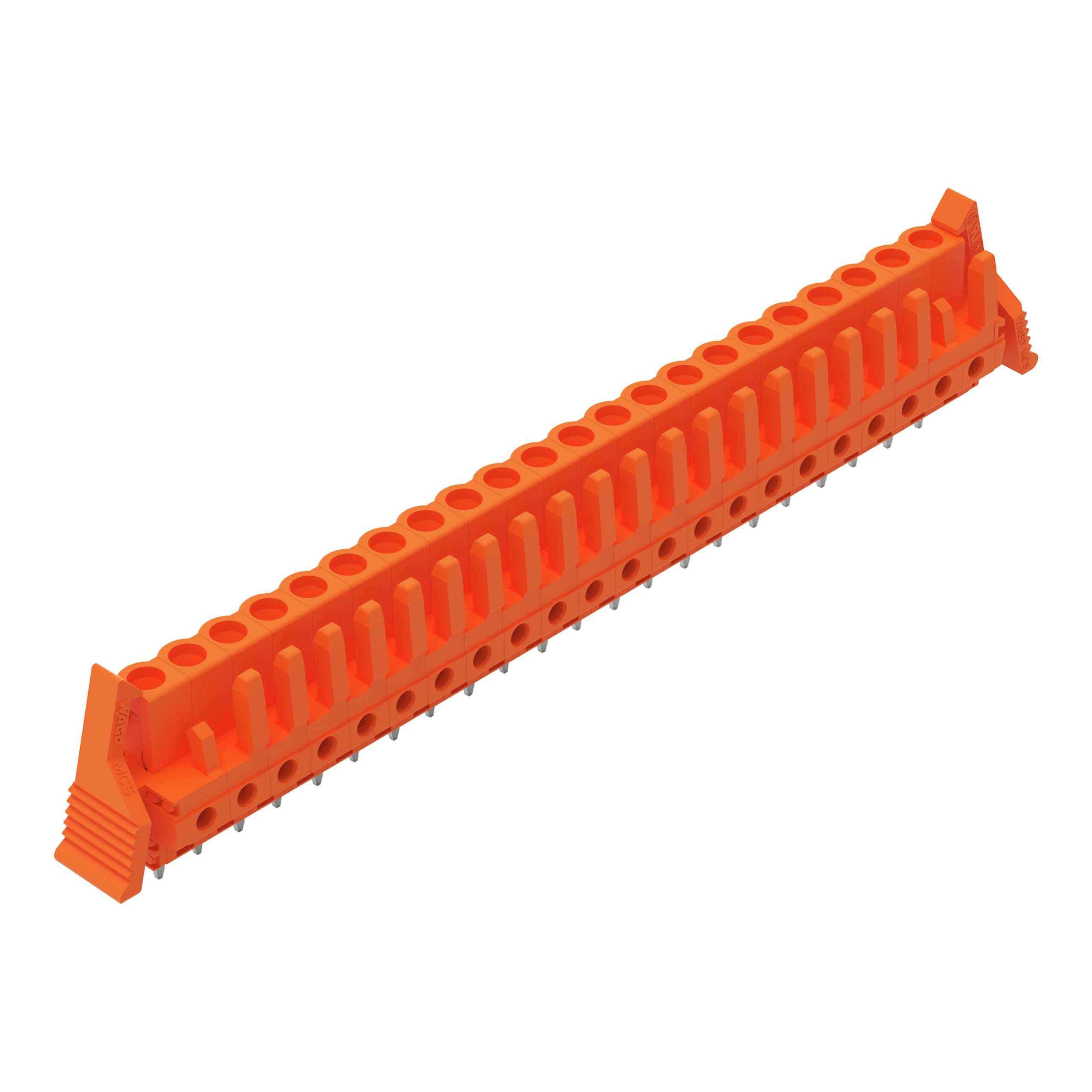 Ein orangefarbener Elektrostecker mit mehreren Kontakten, aus einem Winkel betrachtet.