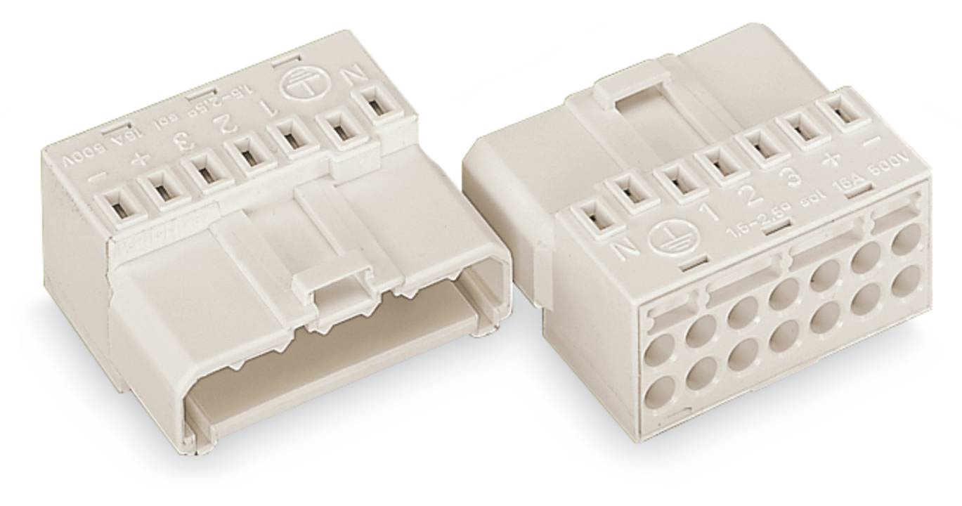 Zwei weiße kunststoffgebundene elektrische Stecker mit mehreren Schlitzen, die beschriftete Zahlen und Buchstaben zeigen, die Verdrahtungspositionen anzeigen.