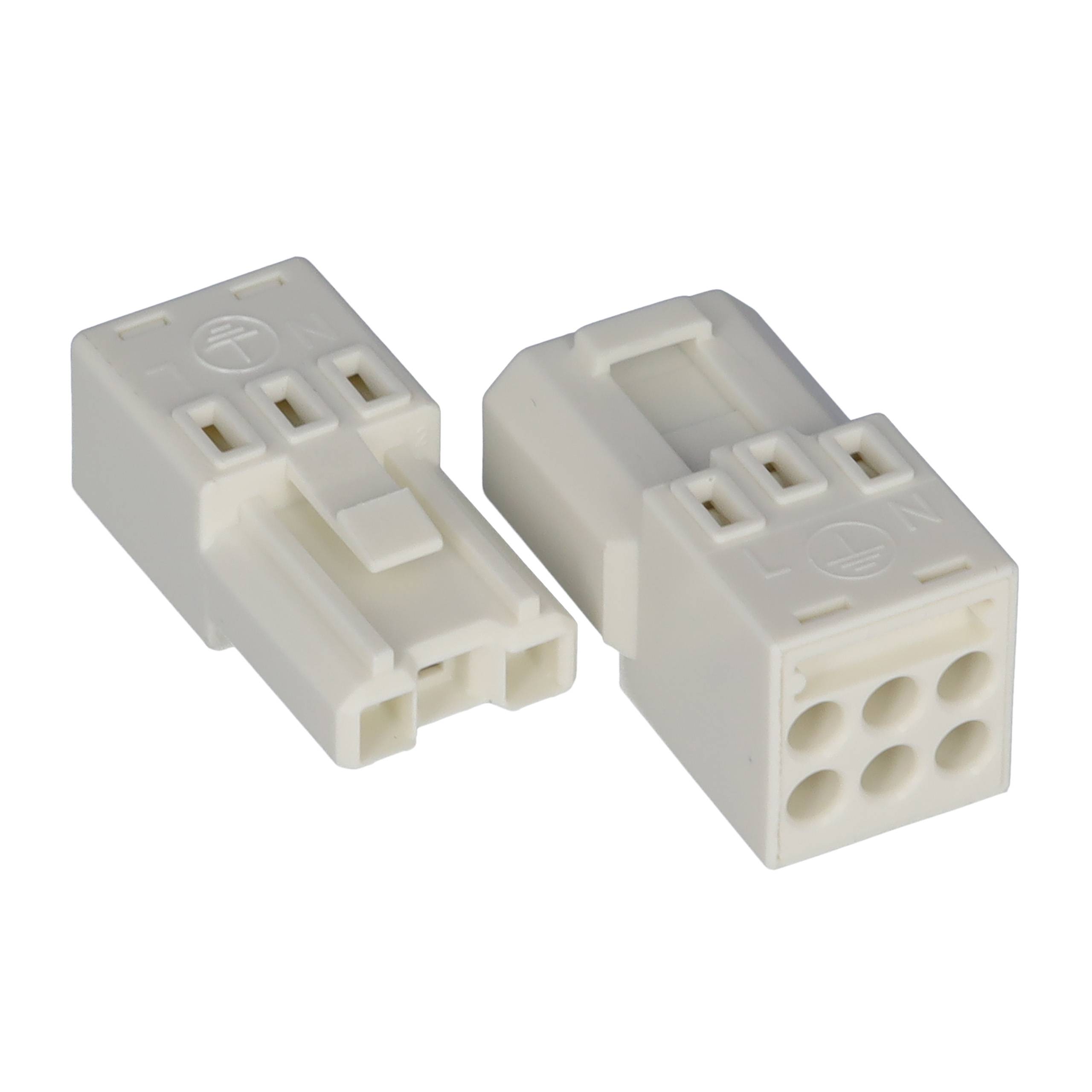 „Zwei weiße elektrische Stecker mit mehreren Schlitzen, die verschiedene Ansichten zeigen: eine Draufsicht mit zwei Schlitzen, eine Seitenansicht mit mehreren Löchern.