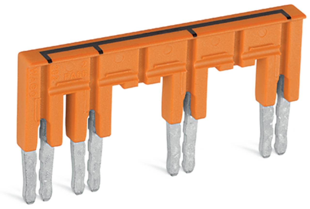 Orange-farbener Elektro-Klemmblock mit fünf Metallstiften, wird zum Verbinden mehrerer Drähte in einem elektrischen Stromkreis verwendet.