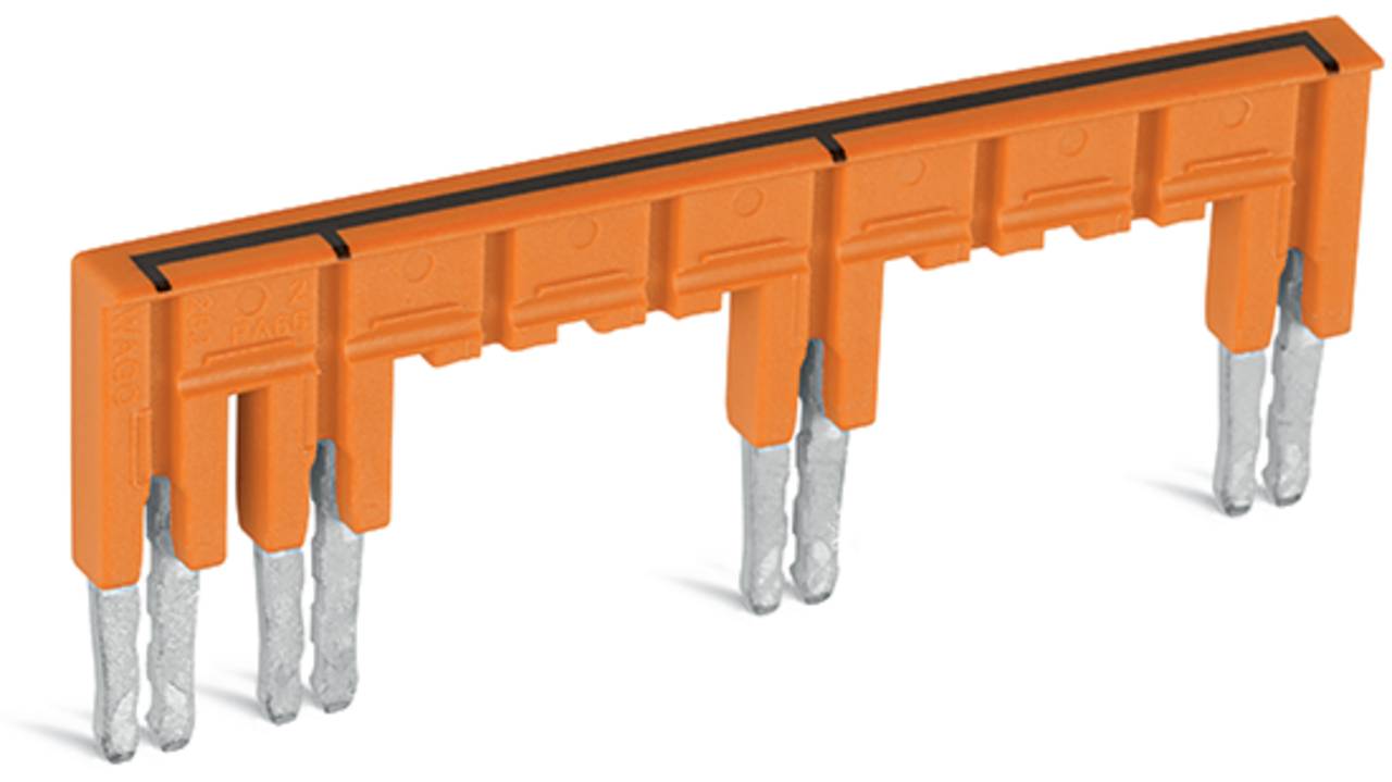 Ein oranges elektrisches Klemmleistenverbindungselement mit mehreren metallischen Stiften, das zum Verbinden oder Überbrücken von Schaltungskomponenten verwendet wird.