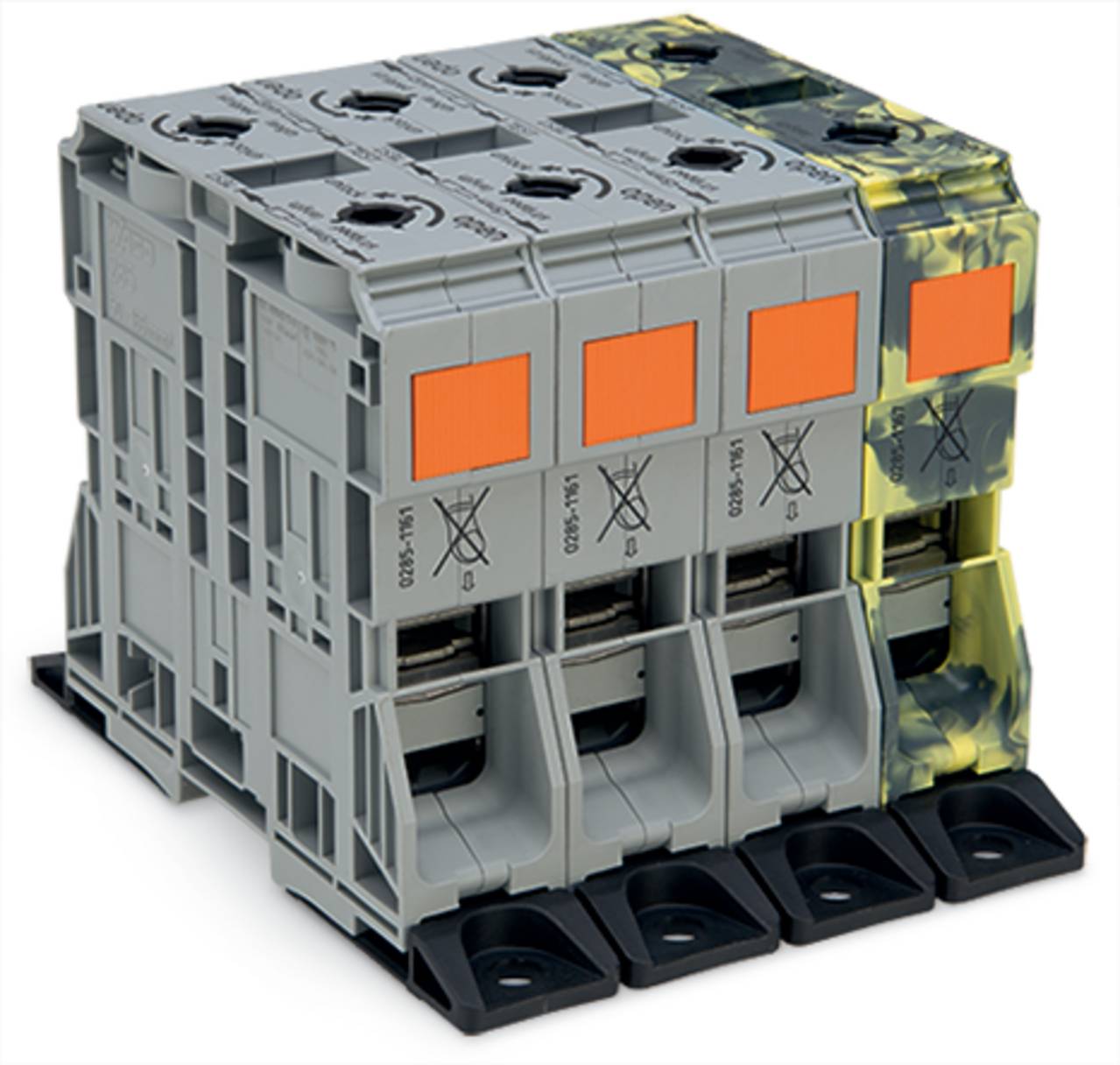 Eine Gruppe von fünf grauen elektrischen Steckverbindern mit schwarzen Basen, die orange Etiketten und Sicherheitssymbole auf den Seiten aufweisen.