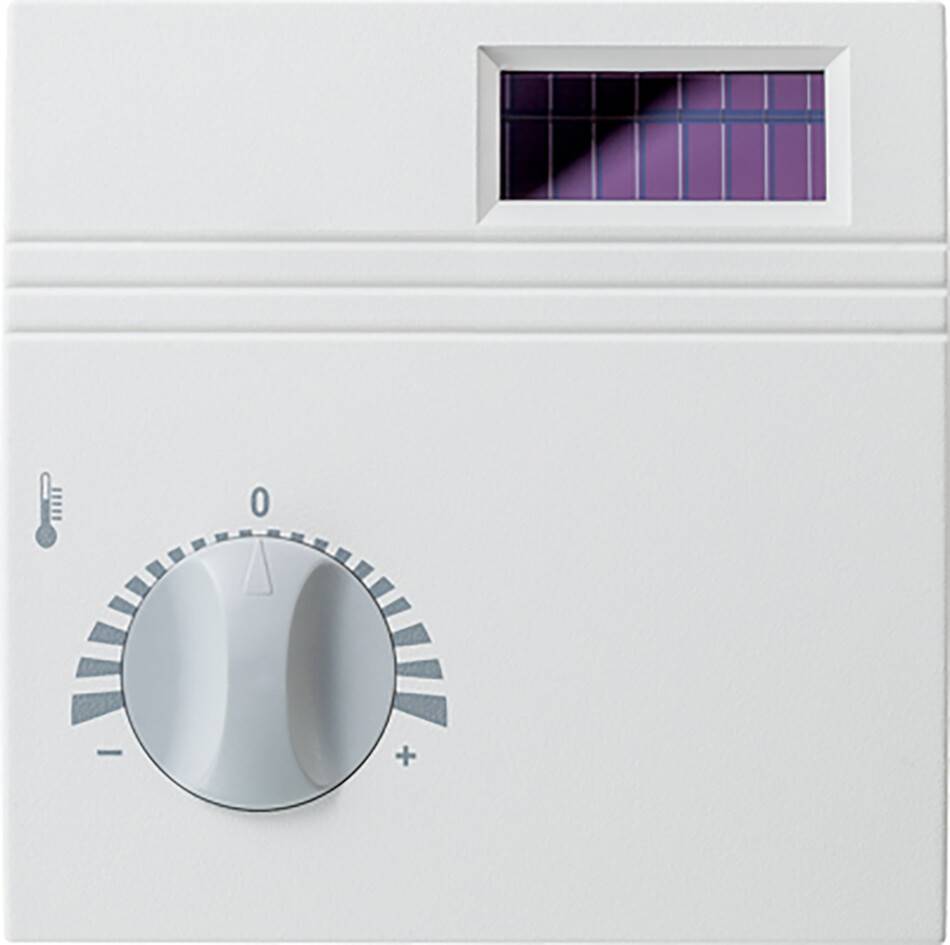 Ein weißes Thermostat mit einem Drehregler, der von 0 bis + beschriftet ist, zur Temperatureinstellung, und einem rechteckigen digitalen Display darüber.