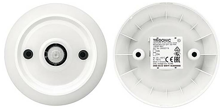 Ein weißes LED-Downlight mit zwei Metallclips, gekennzeichnet mit Logos und Zertifizierungen, für die Deckeninstallation konzipiert.