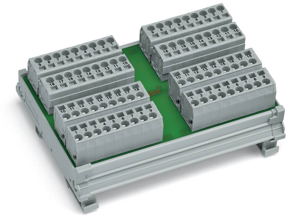 Graues Klemmleistenmodul mit mehreren Anschlüssen, das auf einer grünen Leiterplatte montiert ist und für elektrische Verbindungen verwendet wird.