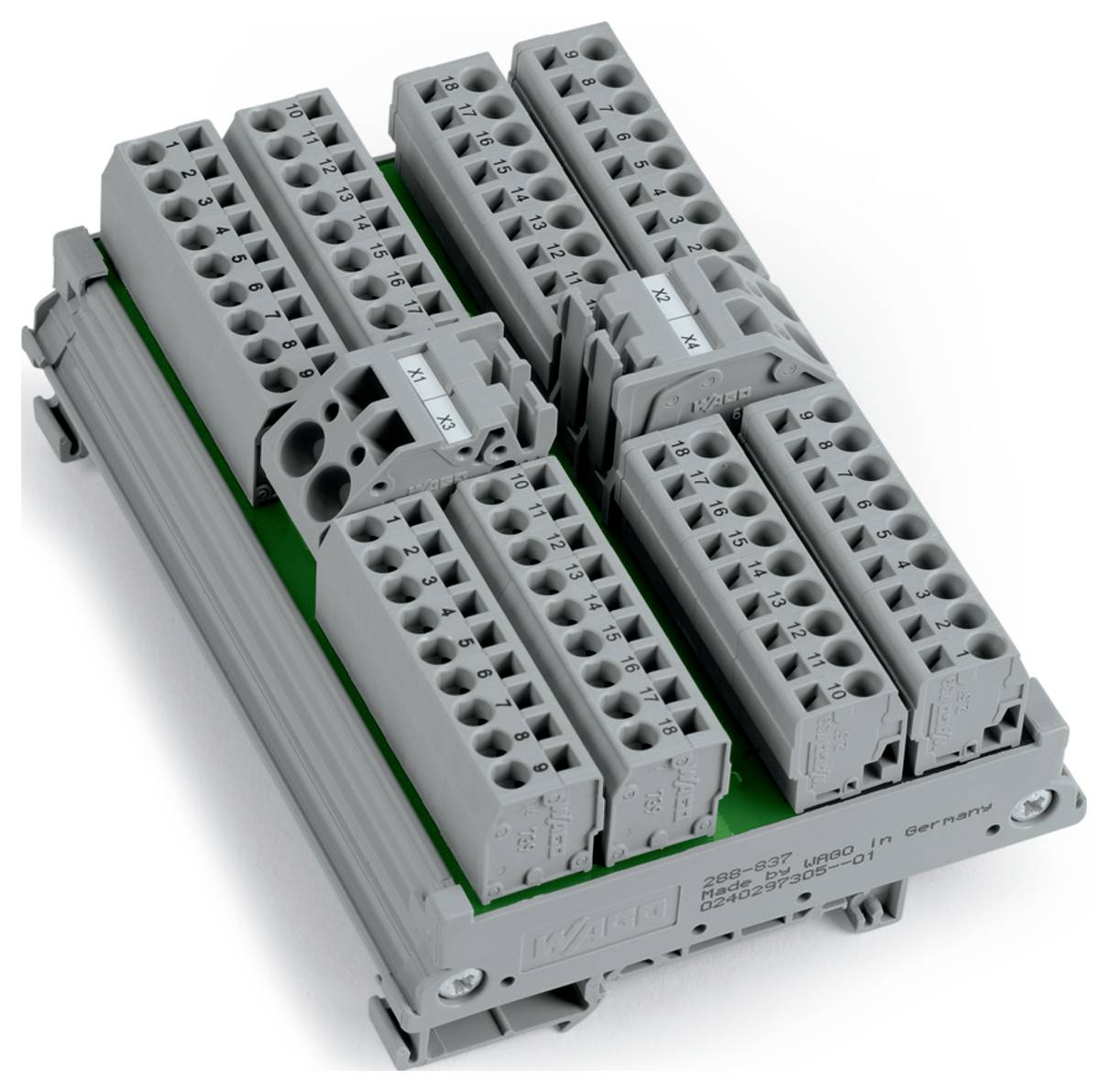 Ein Anschlussklemmenblock mit mehreren Schraubklemmen, auf einer grünen Basis montiert, zum Verbinden von Drähten in elektrischen Anwendungen.