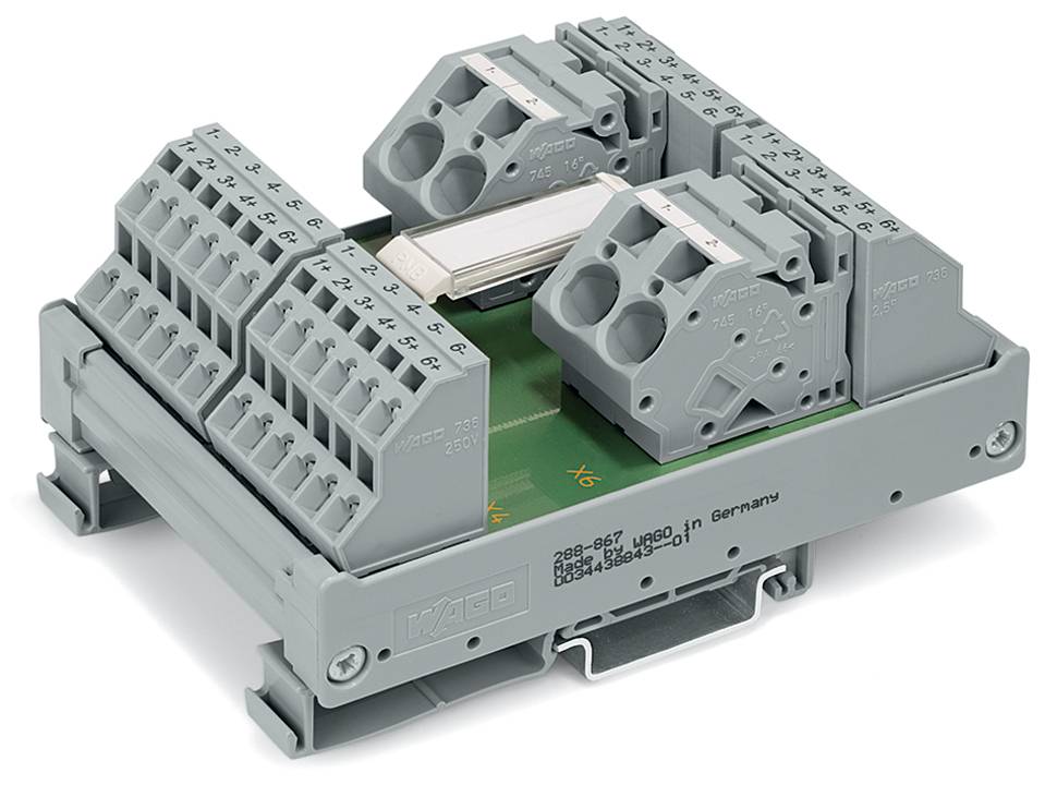 Graues WAGO-Klemmleistenblock mit mehreren Anschlüssen für elektrische Leitungen, mit Nummern zur Anschlussidentifikation, auf einer Basis montiert.