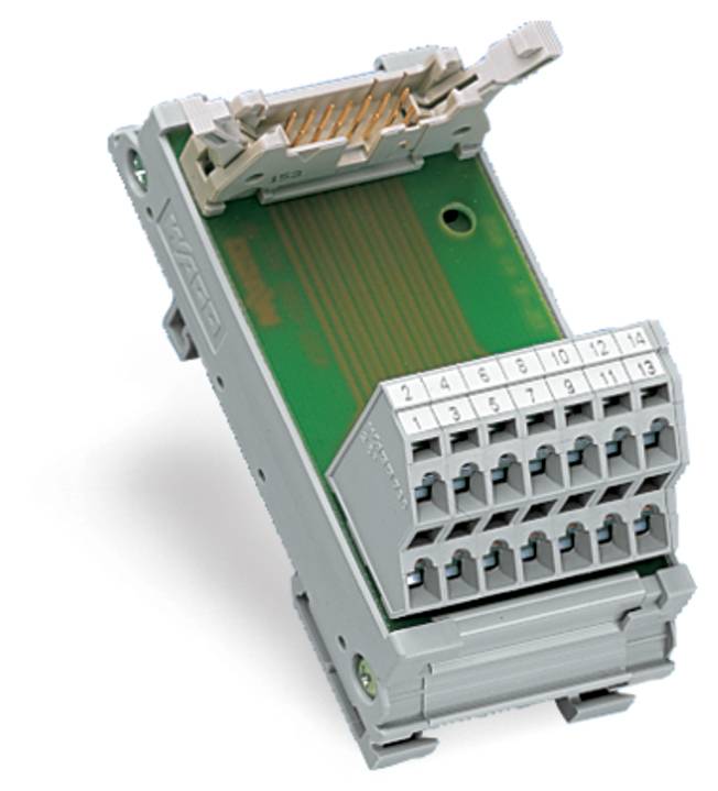 Eine angewinkelte Ansicht eines modularen Elektroklemmblocks mit nummerierten Anschlüssen und einem abnehmbaren Stecker oben, der in Verdrahtungssystemen verwendet wird.