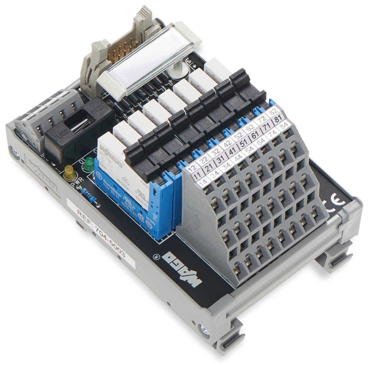 Elektrischer Schaltanschlussblock mit mehreren gekennzeichneten Anschlüssen, Schaltern und Steckverbindern zur organisierten Verdrahtung, verwendet in Steuertafeln.