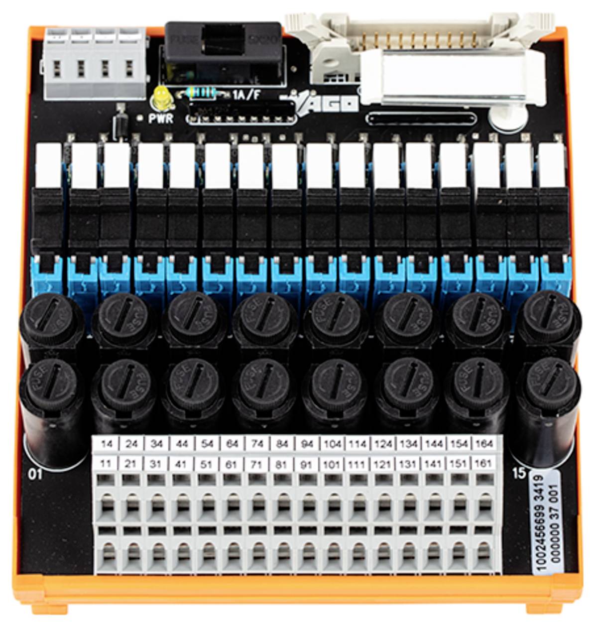Ein Klemmleistenblock mit mehreren beschrifteten Anschlüssen und Schaltern, der zur Verdrahtung und Schaltungsverwaltung in elektronischen Systemen verwendet wird.