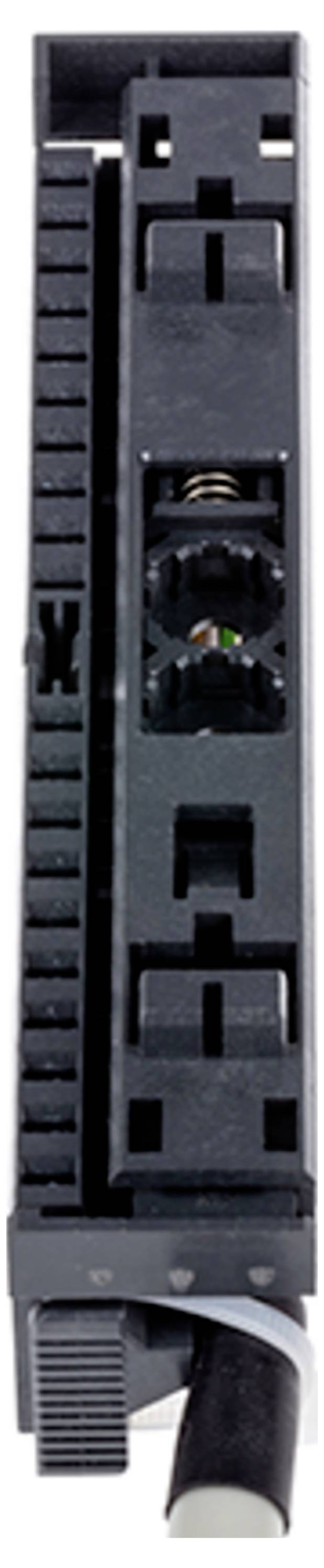 Eine Nahaufnahme einer schwarzen elektronischen Komponente, wahrscheinlich ein Leiterplattenstecker, mit mehreren Schlitzen und einigen sichtbaren Kupferkontakten.