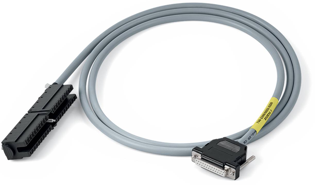 Ein graues Kabel mit einem dicken Stecker an einem Ende und einem mehrstiftigen Stecker am anderen Ende. Wird für die Datenübertragung oder zum Anschluss von Peripheriegeräten verwendet.