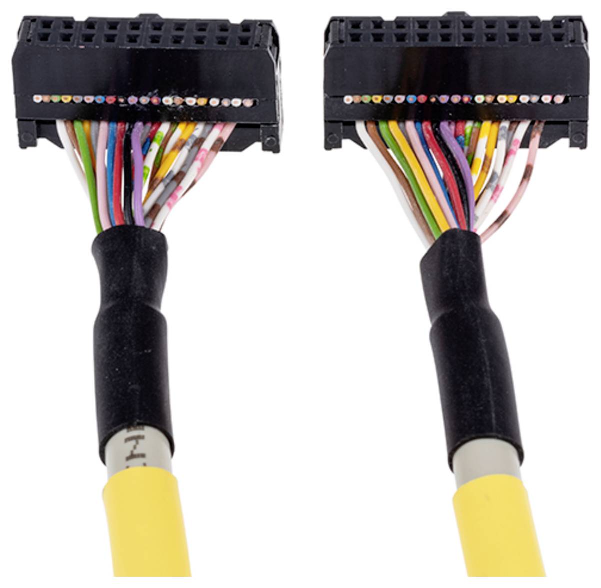 „Zwei gelbe Kabel mit mehrfarbigen Drähten, die an schwarze rechteckige Steckverbinder angeschlossen sind, nebeneinander vor weißem Hintergrund.