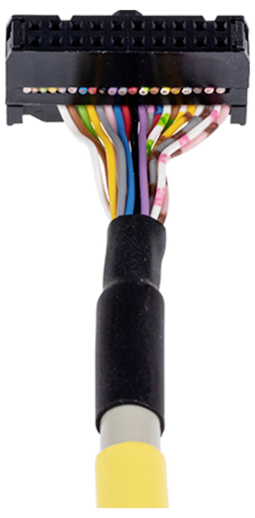 Eine Nahaufnahme eines mehrfarbigen Kabelbaums, der einen schwarzen Stecker mit verschiedenfarbigen Drähten zeigt, die in ihn eintreten, verwendet in elektronischen Geräten.