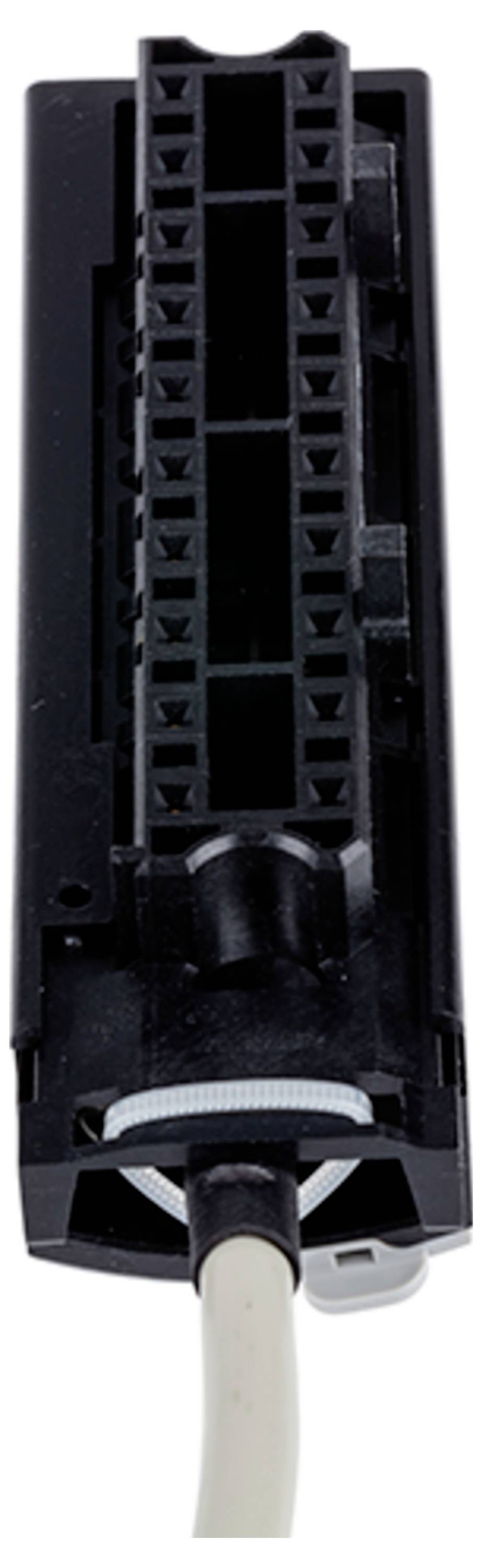 Nahaufnahme eines schwarzen Kunststoffsteckers, der an einem weißen Kabel befestigt ist, mit mehreren kleinen Schlitzen für Stiftverbindungen.