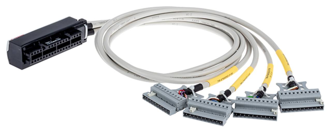 Eine Kabelanordnung mit einem schwarzen mehrzeiligen Stecker auf einer Seite und vier grauen Steckern auf der anderen Seite, verwendet zur Datenübertragung oder Signalverteilung.