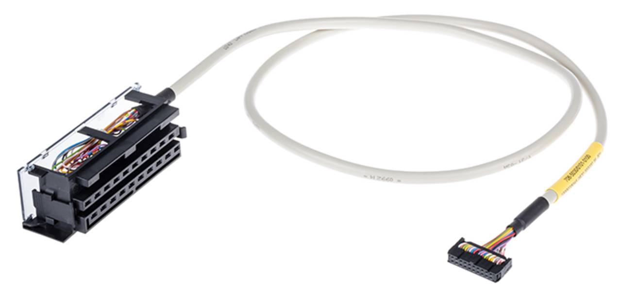 Ein flaches Bandkabel mit mehreren farbigen Drähten und Steckverbindern, das für elektronische Schaltungsanwendungen konzipiert ist, auf weißem Hintergrund dargestellt.