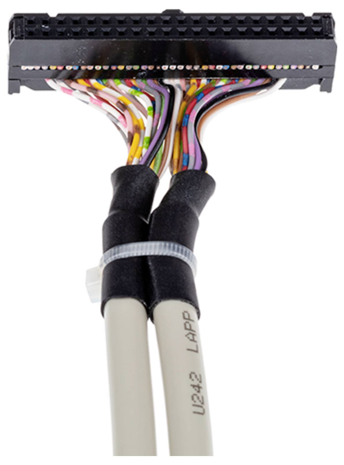 Eine Nahaufnahme eines mehrfarbigen Flachbandkabels, das mit einem dunklen Stecker verbunden ist. Das Kabel ist mit 