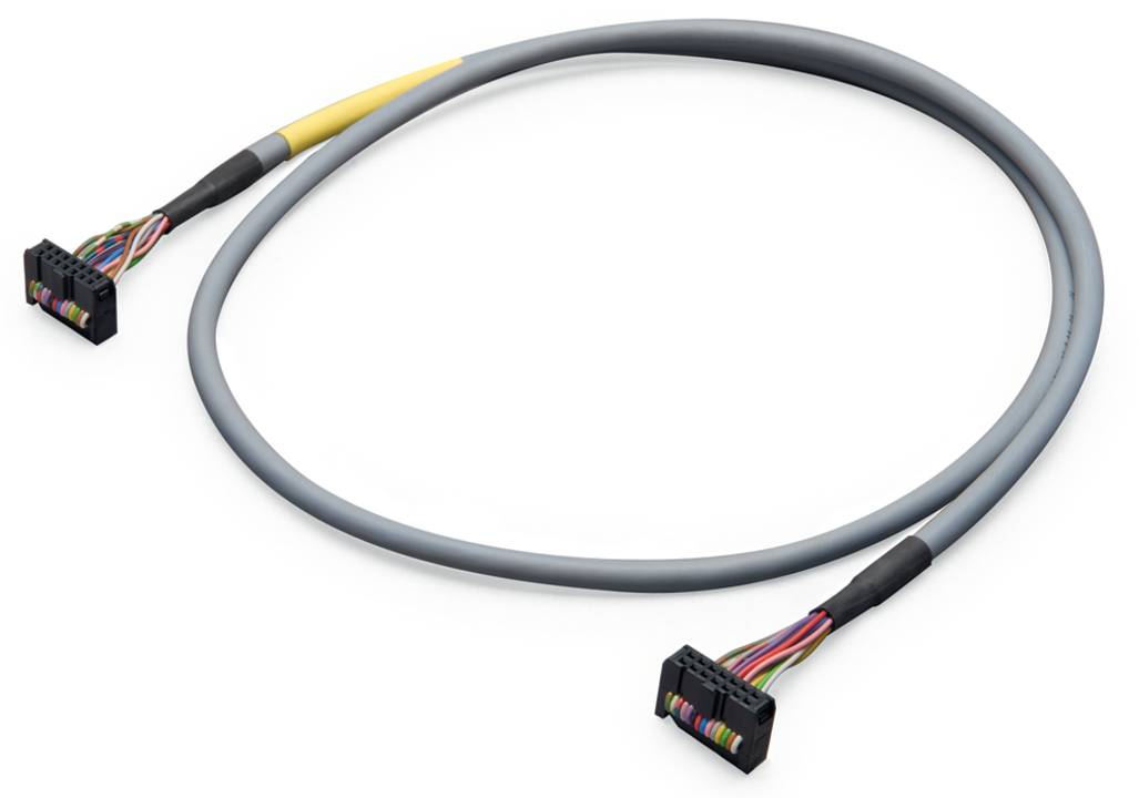Ein graues Kabel mit mehreren farbigen inneren Drähten, die an beiden Enden freigelegt sind, jeweils endend in einem schwarzen Stecker, liegt in einer kreisförmigen Form.