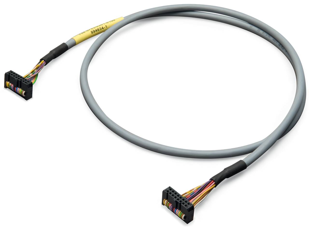 Ein graues Datenkabel mit farbigen inneren Drähten, die an beiden Enden sichtbar sind, wird zum Verbinden elektronischer Komponenten verwendet.