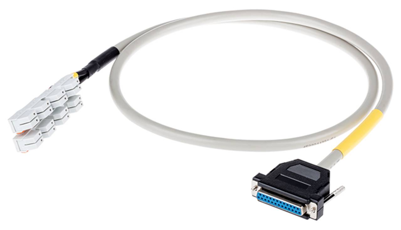 Ein Kabel mit einem rechteckigen Multi-Pin-Stecker auf einer Seite und drei modularen Steckern auf der anderen Seite, das für die Datenübertragung in Netzwerkaufbauten verwendet wird.