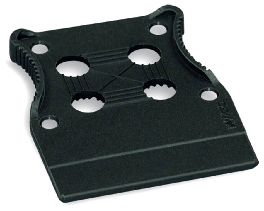 Eine schwarze, quadratische Montageplatte mit vier kreisförmigen Löchern, gekerbten Kanten und strukturierten Linien auf der Oberfläche, aus einem Winkel betrachtet.