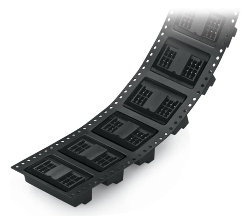Ein gekrümmter Streifen aus schwarzen elektronischen Steckverbindern, jeweils mit mehreren Stiften, die für Leiterplattenverlindungen in elektronischen Geräten verwendet werden.