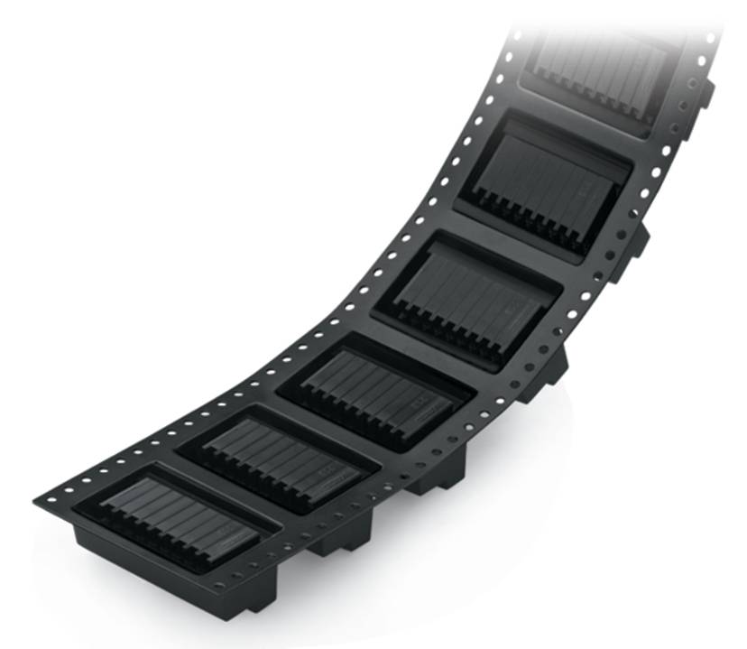 Eine Reihe schwarzer elektronischer Komponenten, die in einem gekrümmten Streifen angeordnet sind, üblicherweise für die automatisierte Montage in Fertigungsprozessen verwendet.