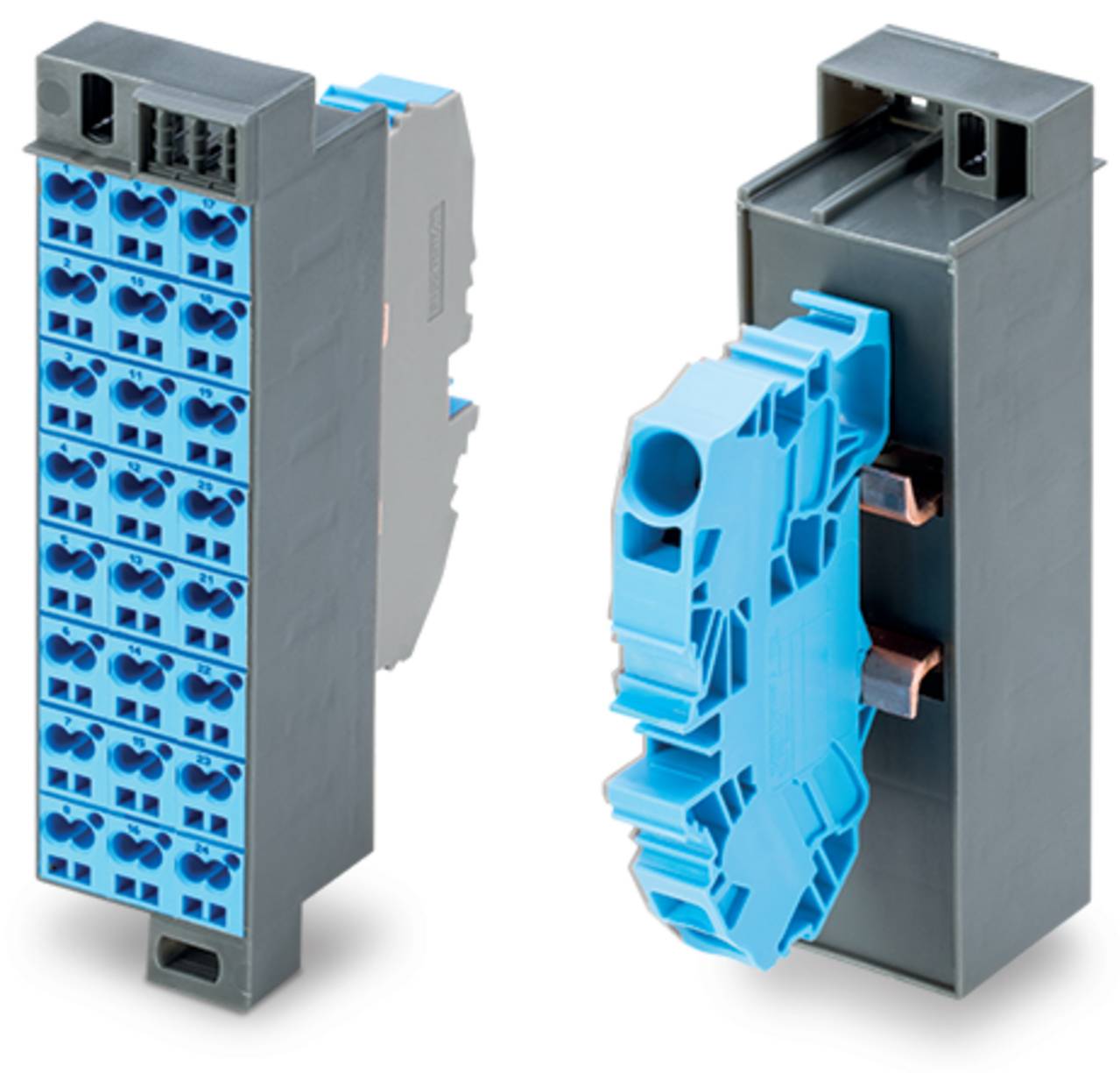 Zwei grau-blaue Elektrostecker, einer zeigt die Vorderseite mit mehreren Anschlüssen, die andere Seitenansicht zeigt interne Komponenten.