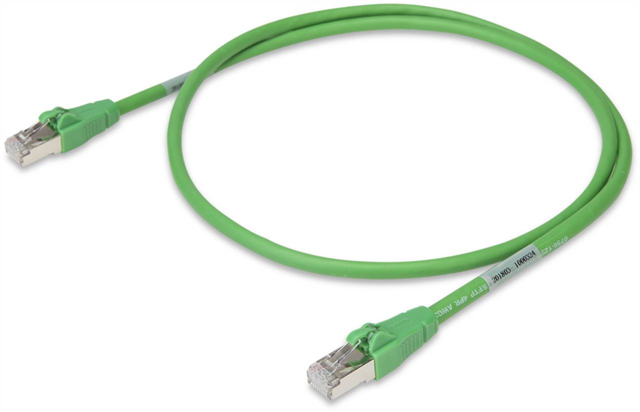 Ein grünes Ethernet-Kabel mit RJ45-Steckern, das für kabelgebundene Internetverbindungen verwendet wird, in einer kreisförmigen Form auf einem einfachen Hintergrund aufgerollt.