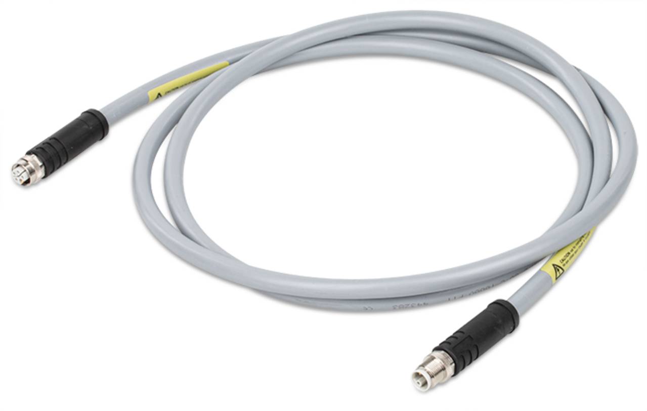 Ein graues Koaxialkabel mit schwarzen Steckverbindern und gelber Beschriftung ist auf weißem Hintergrund aufgerollt.