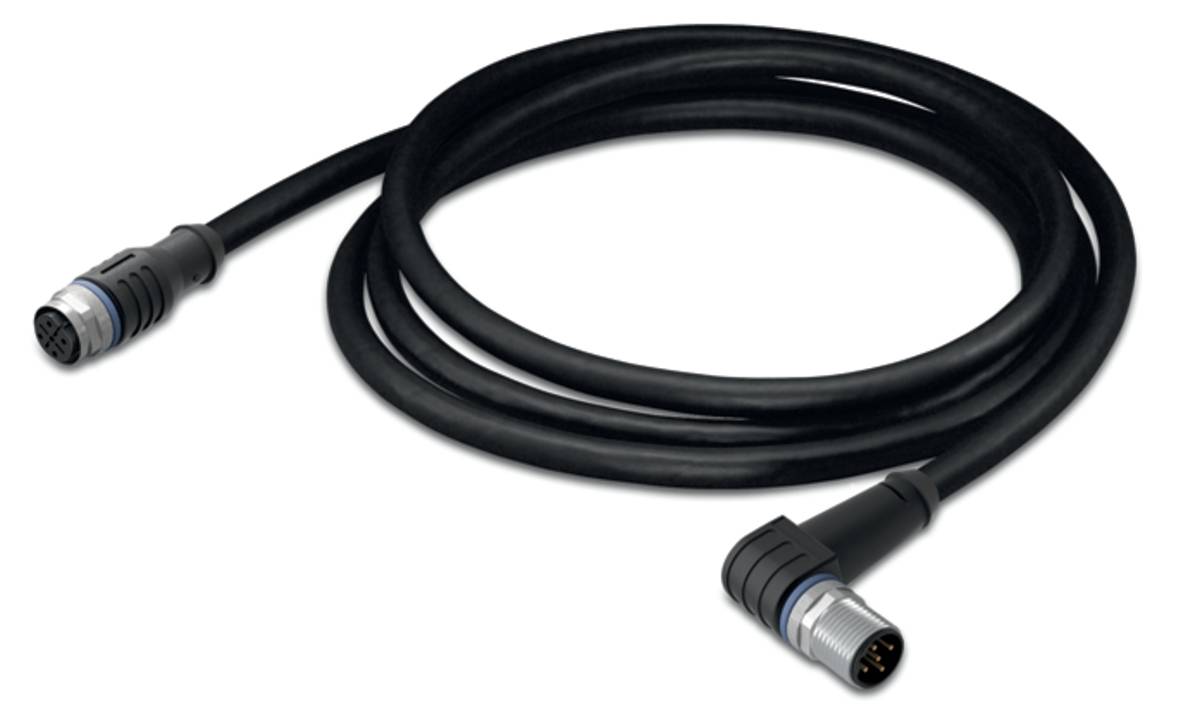 Ein schwarzes aufgerolltes Kabel mit Stecker- und Buchsenverbindern an jedem Ende, geeignet für technische oder industrielle Geräteverbindungen.