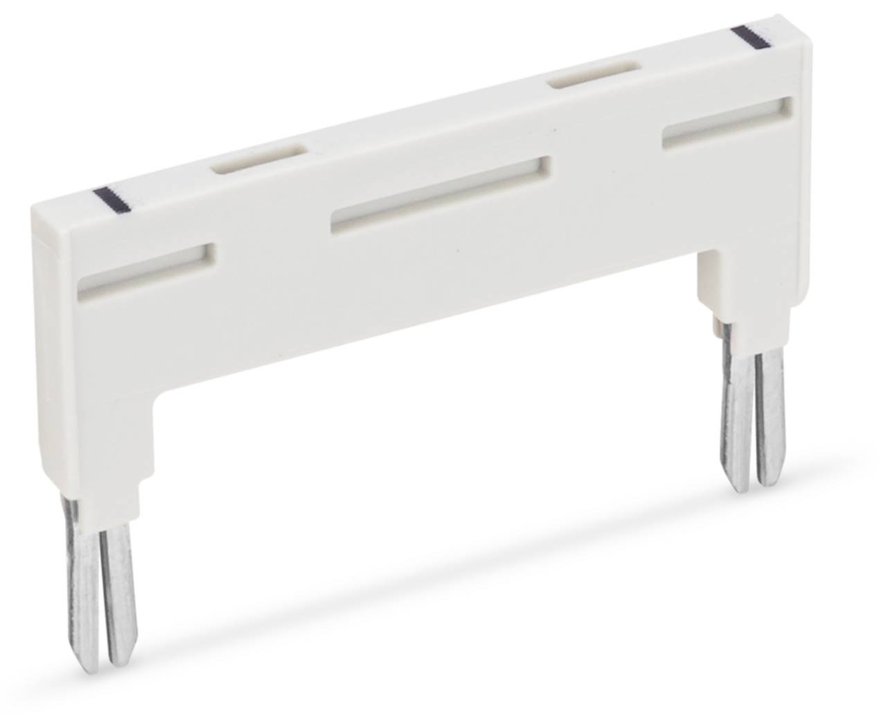 Ein weißer Kunststoffstecker oder Jumper-Riegel mit zwei Metallstiften und drei horizontalen Schlitzen oben, verwendet für Klemmenblöcke oder elektrische Verkabelung.