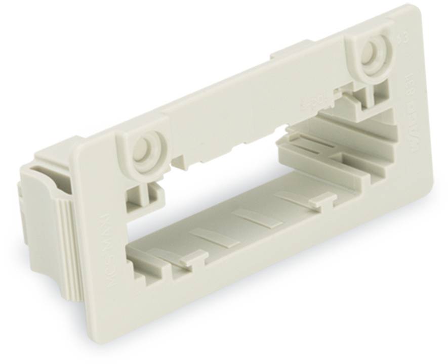 Eine beige elektrische Wandplatte mit rechteckiger Öffnung, entwickelt für Kabelmanagement, mit Schlitzen und Installationspunkten.