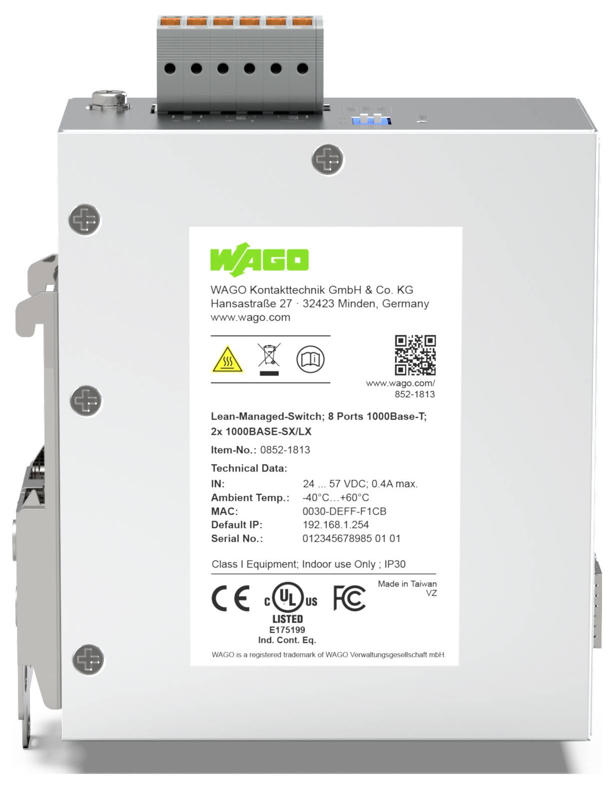 Ein silberner, rechteckiger Netzwerk-Switch mit einem Etikett, das technische Spezifikationen und Konformitätssymbole für Elektrosicherheitsstandards anzeigt.