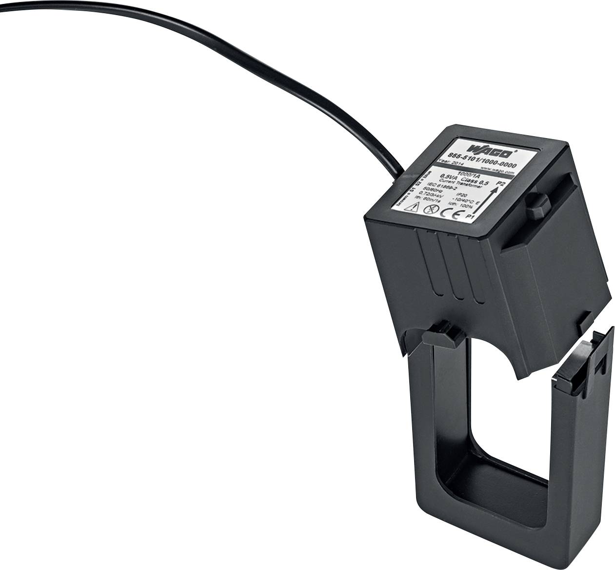 Eine Nahaufnahme eines elektrischen Klammensensors mit einem angeschlossenen Kabel. Der Sensor ist mit technischen Spezifikationen und Zertifizierungsmarkierungen gekennzeichnet.