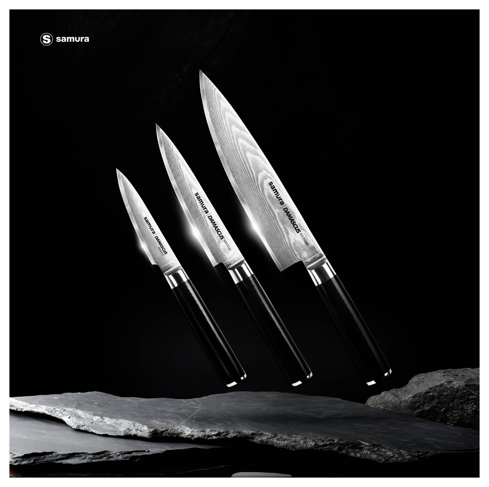 Drei schlanke Küchenmesser in verschiedenen Größen werden vor einem dunklen Hintergrund präsentiert und zeigen ihre scharfen Klingen und polierten Griffe.