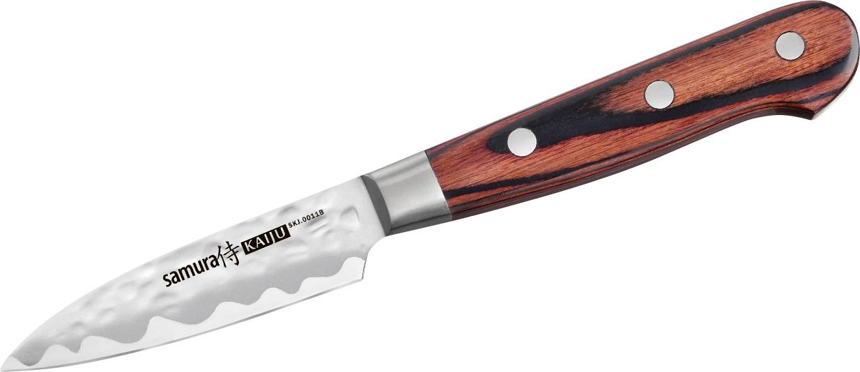 Ein kleines Küchenmesser mit einer gehämmerten Metallklinge und einem Holzgriff, das drei Metallnieten und den Markennamen 