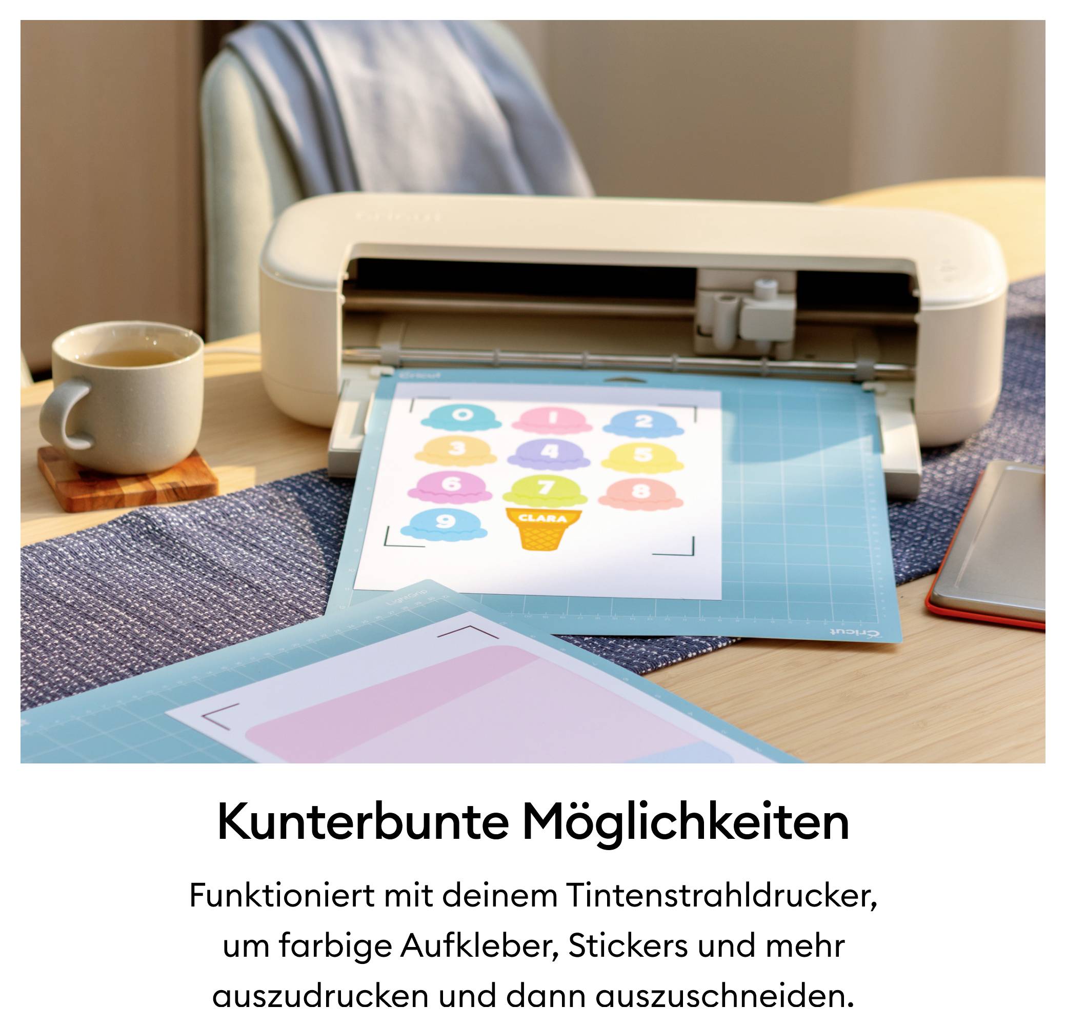 Ein Drucker, der bunte Etiketten mit Zahlen druckt. Auf dem Tisch befinden sich eine Tasse und ein Laptop. Text: 'Kunterbunte Möglichkeiten'.