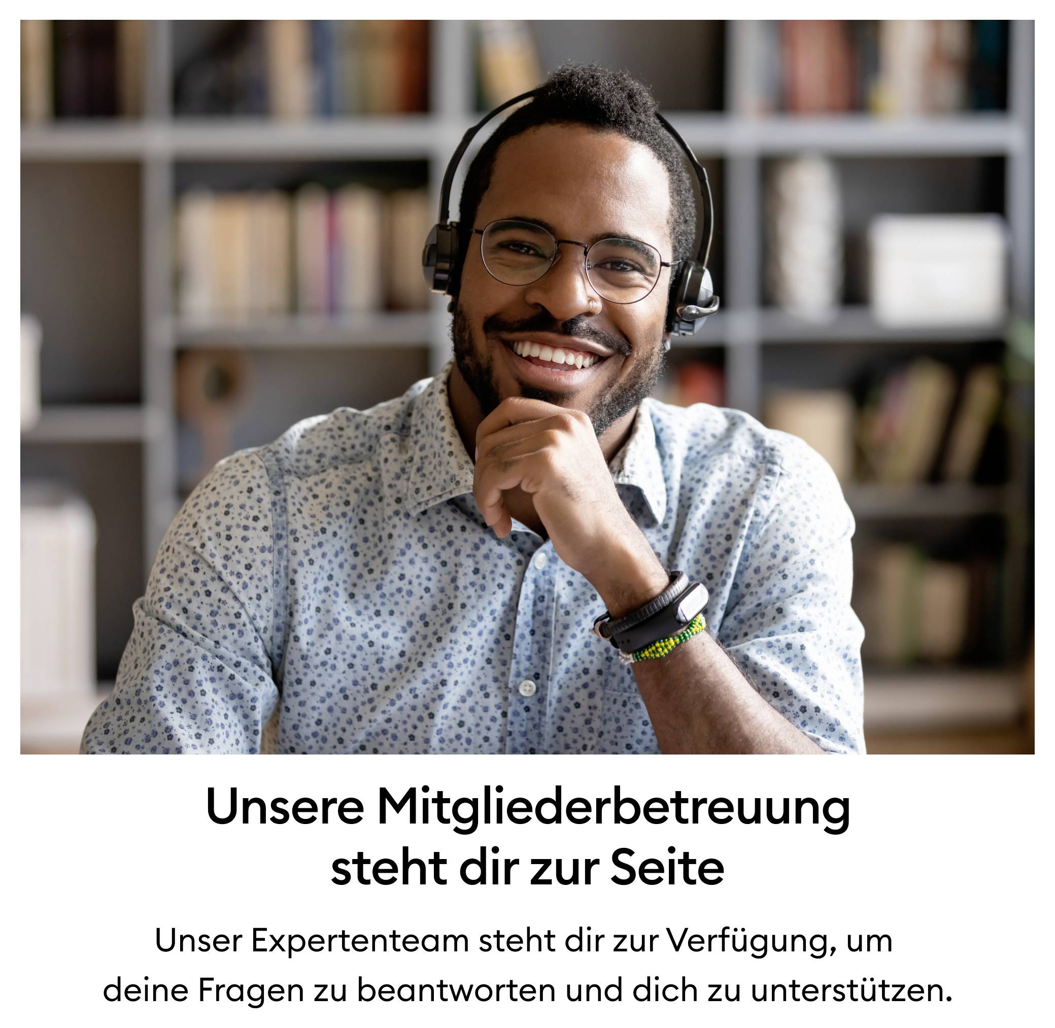 Eine Person mit Headset lächelt in die Kamera. Text unten: 'Unsere Mitgliederbetreuung steht dir zur Seite'. Expertenteam zur Unterstützung.