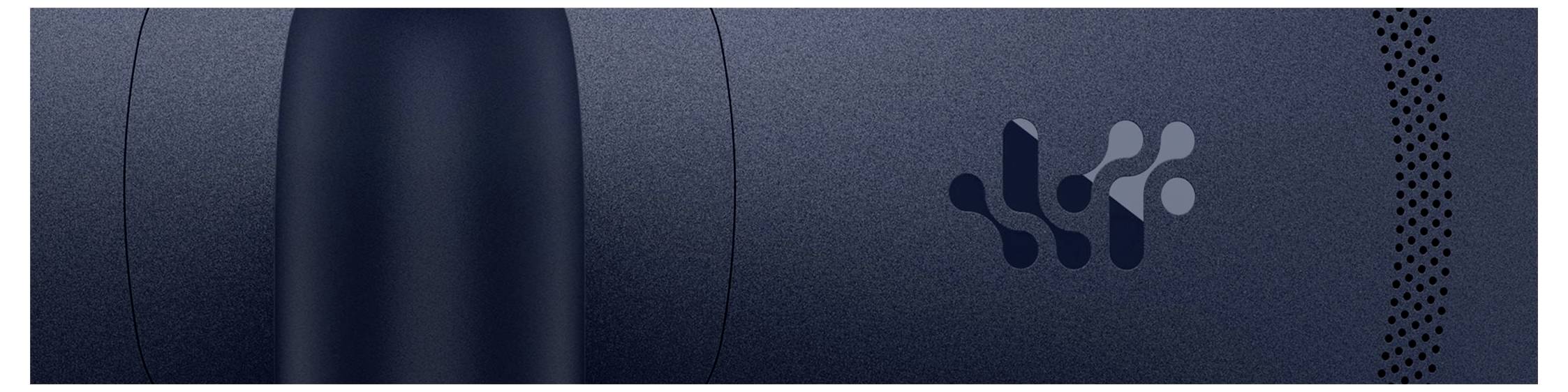 Eine Nahaufnahme eines schwarzen Geräts, das auf seiner Seite ein Logo mit abstrakten Formen in Grautönen zeigt.