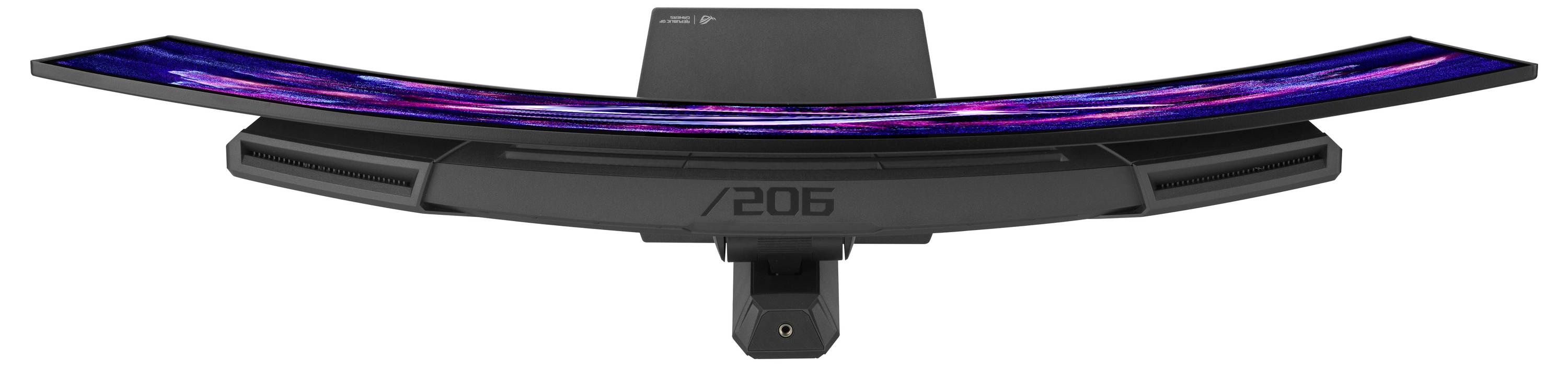 Eine Person in einem blauen Hemd montiert einen kabellosen Bohrer in einer Werkstatt. Der Tisch ist mit Werkzeugen gefüllt, und der Hintergrund ist unscharf.