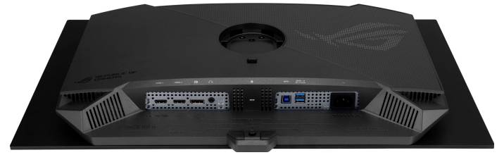 Rückansicht eines Monitors mit verschiedenen Anschlüssen, einschließlich HDMI, DisplayPort und USB, zusammen mit Kühlungsöffnungen und Logo auf der Rückseite.