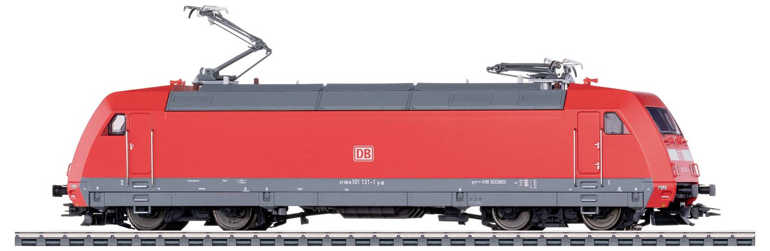 Eine rote elektrische Lokomotive mit zwei Stromabnehmern ist auf Eisenbahnschienen zu sehen, Seitenansicht. Die Lokomotive hat ein stromlinienförmiges, modernes Design.
