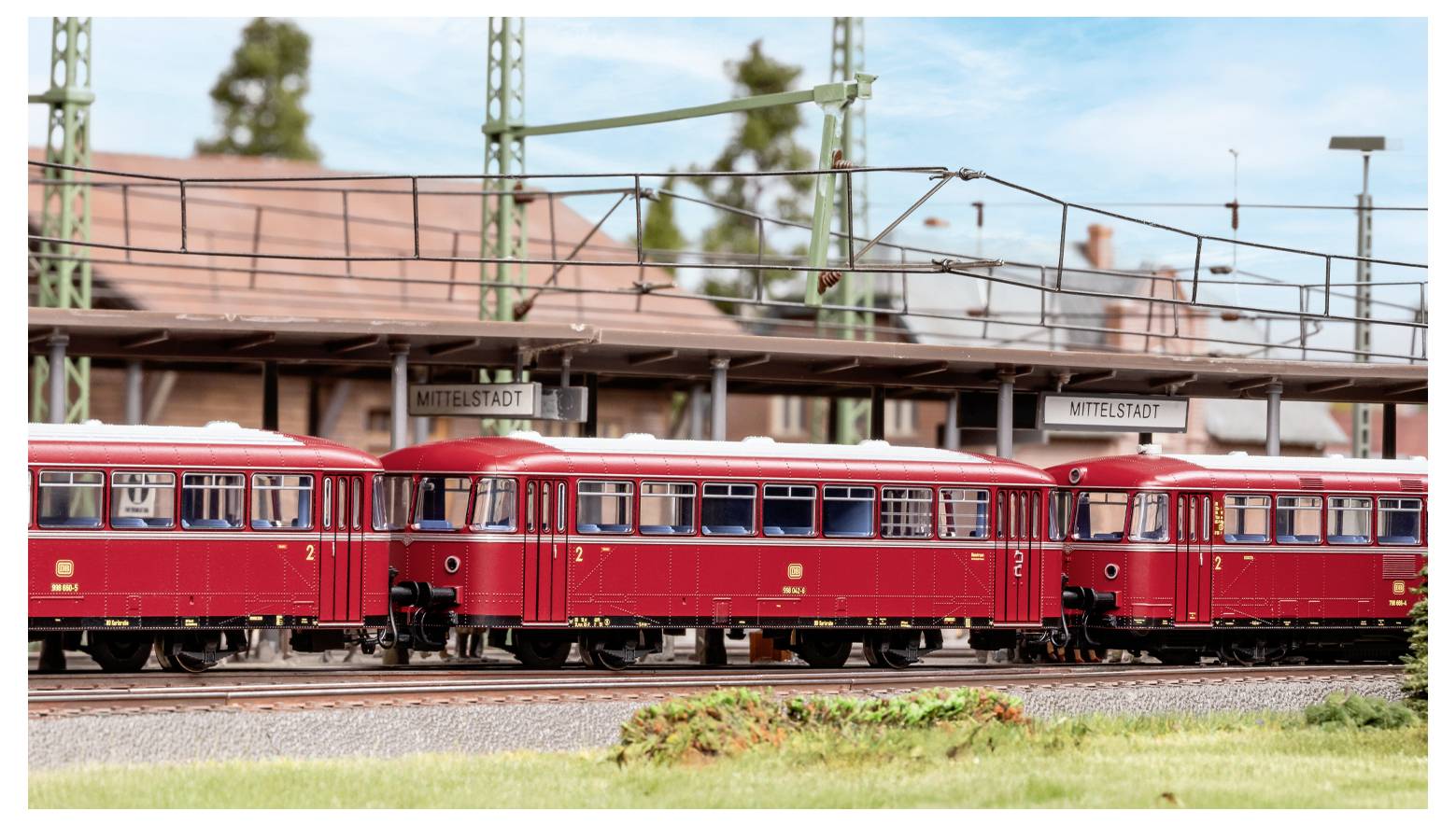 Eine Modelleisenbahn-Station mit roten Güterwagen, die mit „Mittelstadt