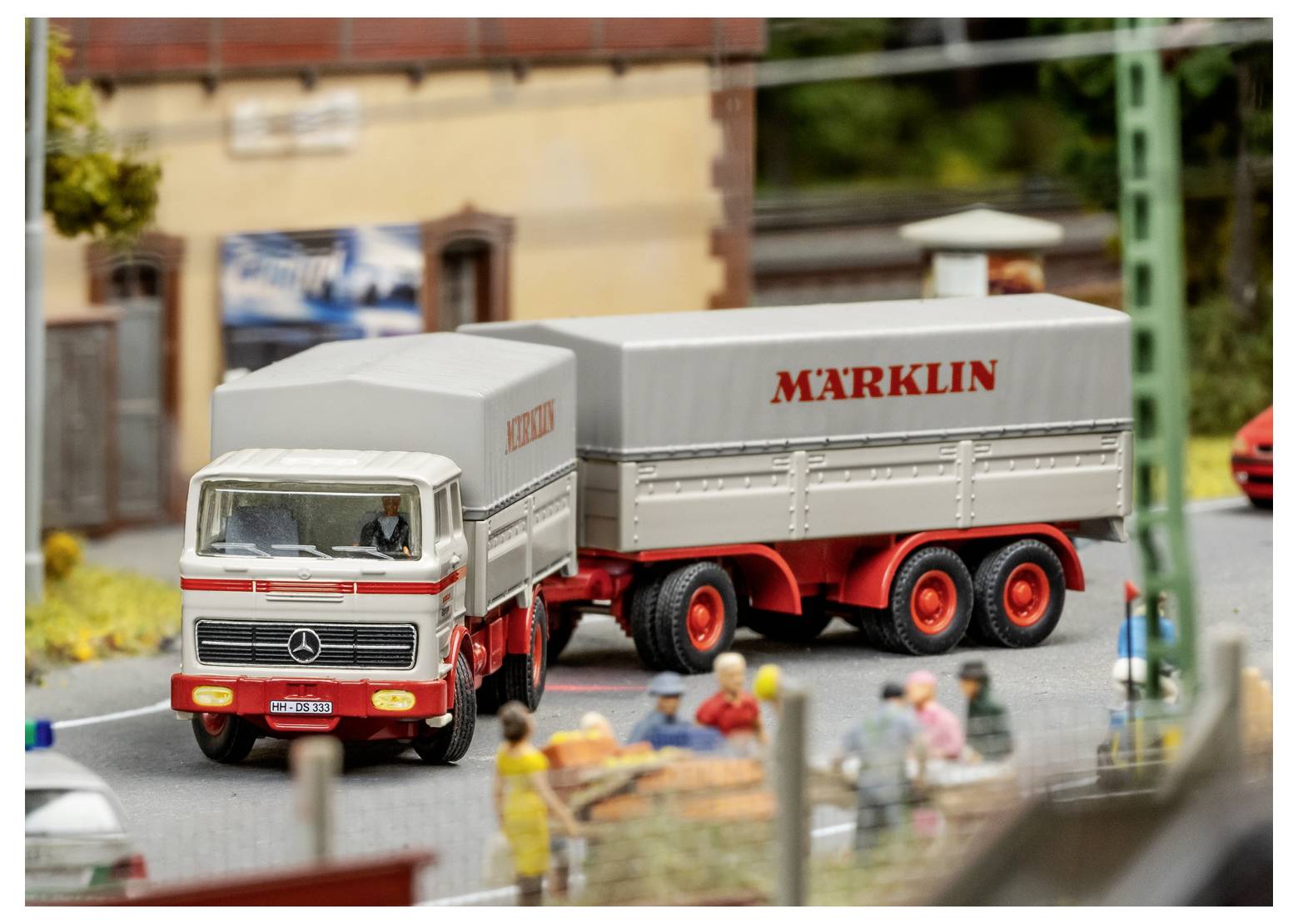 Eine Modellszene mit einem Vintage-Mercedes-Lastkraftwagen mit einem mit 