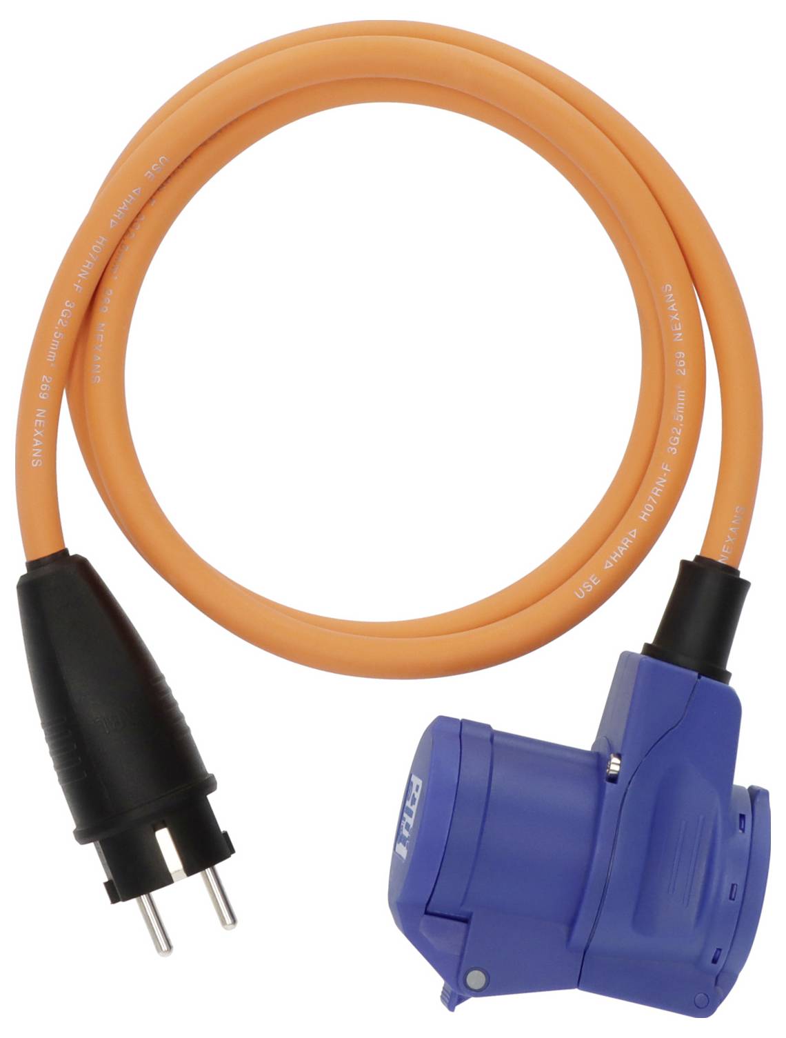 Oranges Stromkabel mit schwarzem zweipoliger Stecker und blauem Winkelstecker auf weißem Hintergrund.