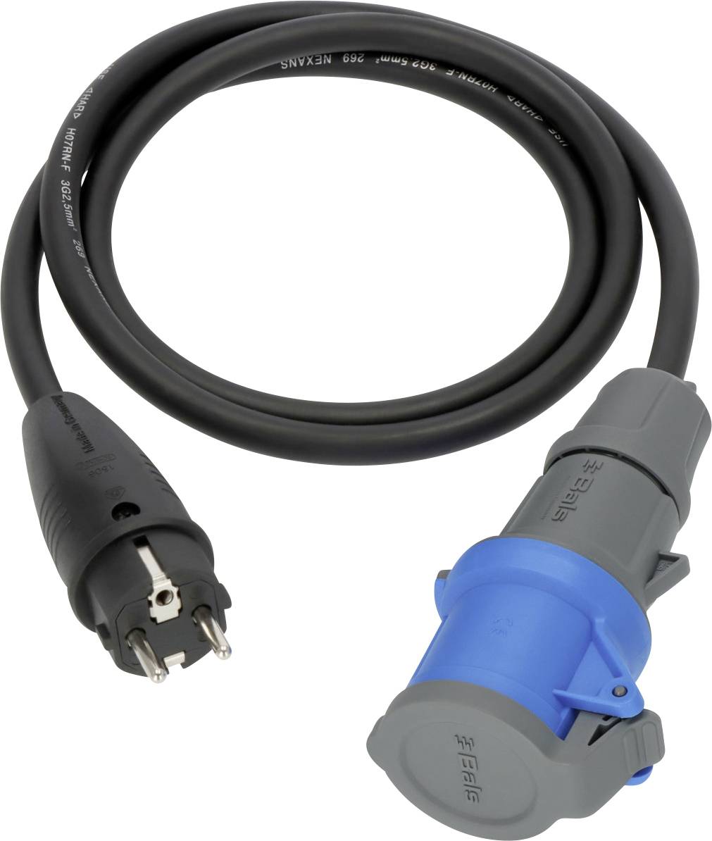 Schwarzes Stromkabel mit schwarzem Stecker auf der einen Seite und blaugrauem Industriestecker auf der anderen Seite, gezeigt auf weißem Hintergrund.