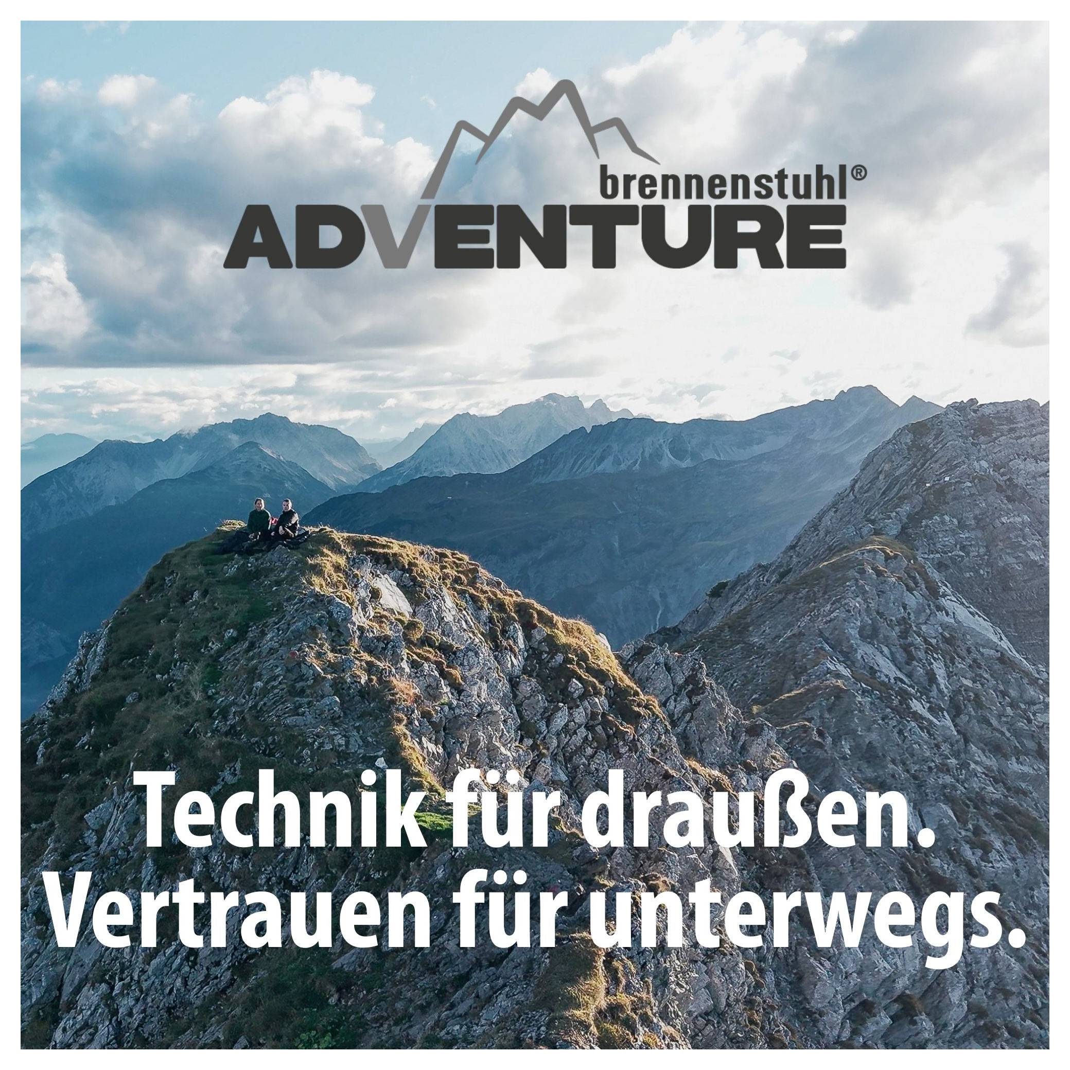 Berglandschaft mit Wanderern; darüber das Logo 'brennenstuhl ADVENTURE' und unten der Slogan 'Technik für draußen. Vertrauen für unterwegs.'